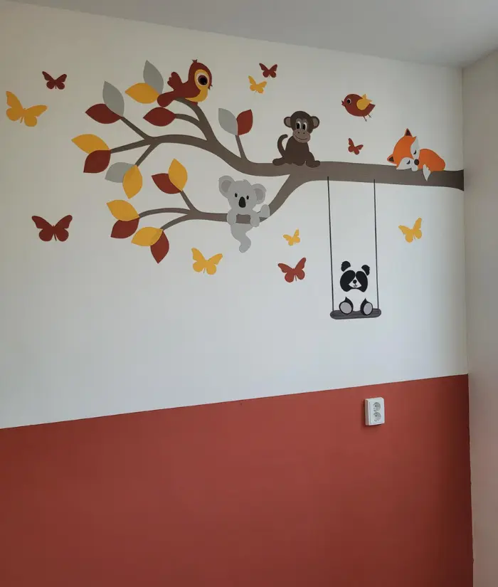 Terracotta babykamer met dierentak behangsticker
